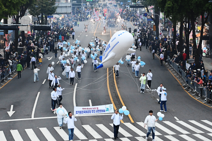 지난 6일 수원군공항이전 및 경기통합국제공항추진 시민협의회가 정조대왕 능행차 공동재현 시민퍼레이드에 참여하고 있다. (사진=수원시 제공)