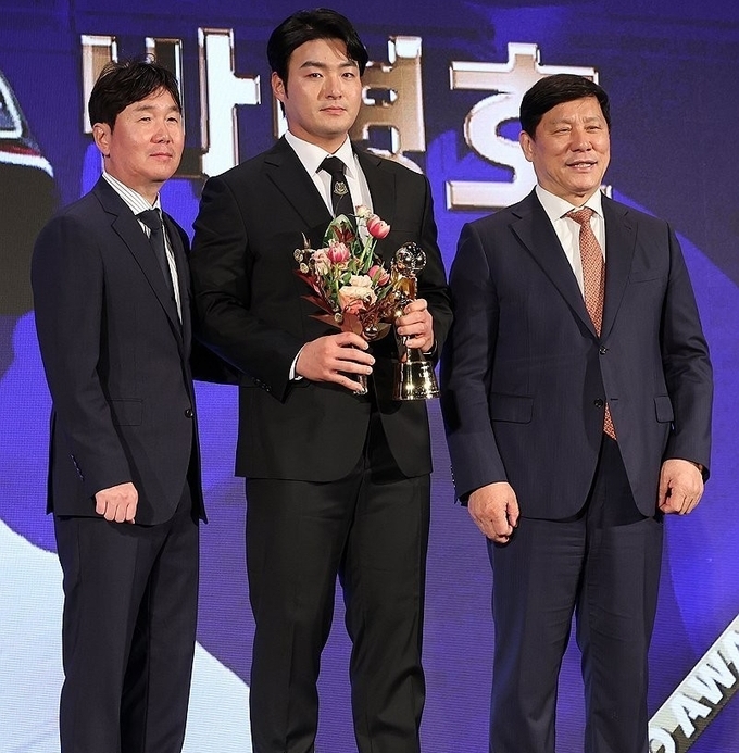 지난해 11월 27일 서울 중구 웨스틴조선호텔에서 열린 2023 신한은행 SOL KBO 시상식에서 KBO리그 수비상을 수상한 kt 1루수 박병호가 기념 촬영하고 있다. (사진=연합뉴스)