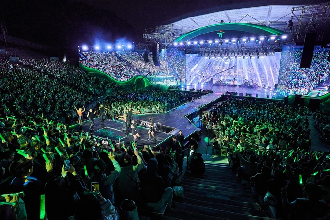 지난 5일과 6일 서울 연세대학교 노천극장에서 진행된 ‘2024 하나플레이리스트 콘서트’에서 아티스트들의 공연에 관객들이 환호하고 있다. (사진=하나은행 제공)