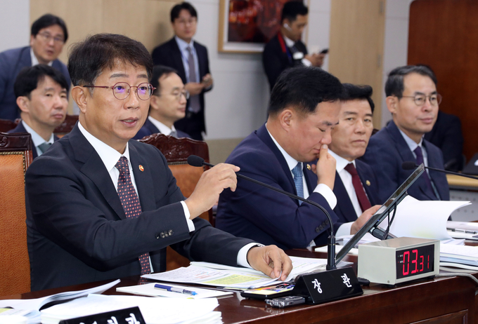 박상우 국토교통부 장관이 7일 오전 정부세종청사 국토교통부에서 열린 2024년도 국회 국토교통위원회 국정감사에서 여야 의원들의 질의에 답하고 있다. (사진=연합뉴스 제공)