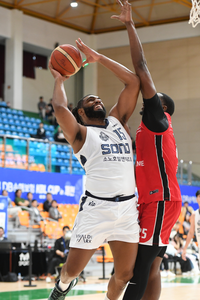 7일 제천체육관에서 열린 2024 DB손해보험 KBL 컵대회 in 제천 안양 정관장과 고양 소노의 경기에서 앨런 윌리엄스가 슈팅을 시도하고 있다. (사진=한국프로농구 제공)