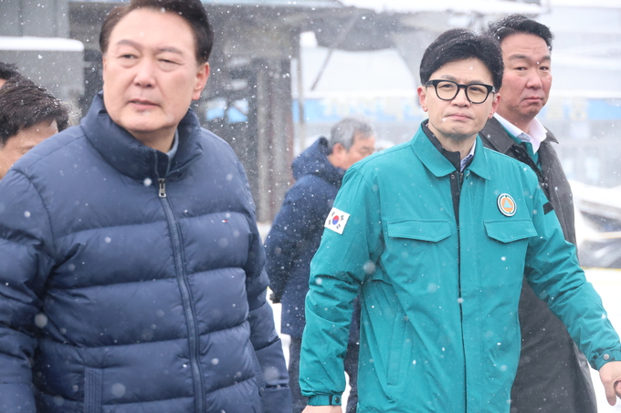 1월 23일 오후 충남 서천군 서천읍 불이 난 서천특화시장을 찾은 윤석열 대통령과 국민의힘 한동훈 비대위원장이 시장을 둘러보고 있다. (사진=연합뉴스)