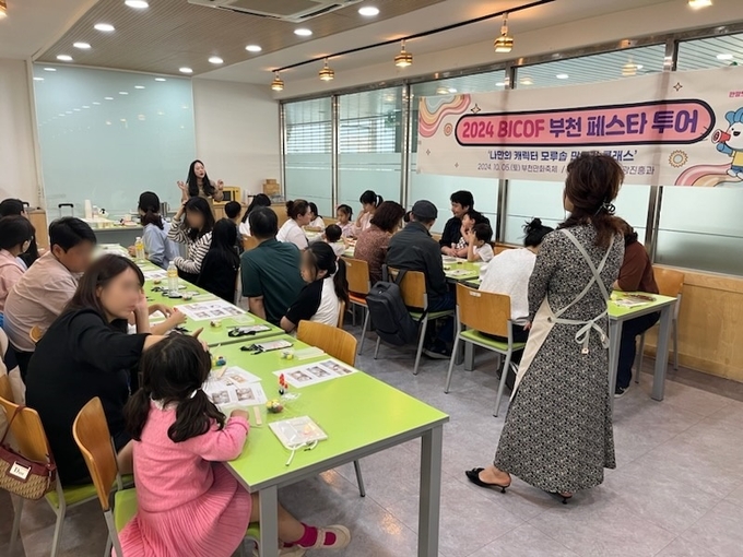 특화프로그램 만화 캐릭터 모루솝 만들기 클래스 진행 모습. (사진=부천시 제공)