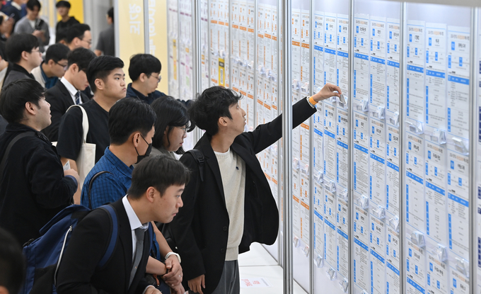 8일 수원컨벤션센터에서 열린 2024 경기도 KB굿잡(JOB) 페스티벌에서 청년 취업준비생들이 채용공고를 보고 있다. (사진=옥지훈 기자)