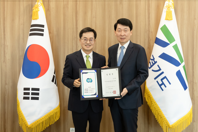 8일 김동연 경기도지사가 김민철 신임 경기도시장상권진흥원장에게 임명장을 전달하고 있다. (사진=경기도 제공)
