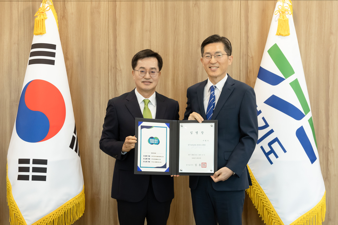 8일 김동연 경기도지사가 이필수 신임 경기도의료원장에게 임명장을 전달하고 있다. (사진=경기도 제공)