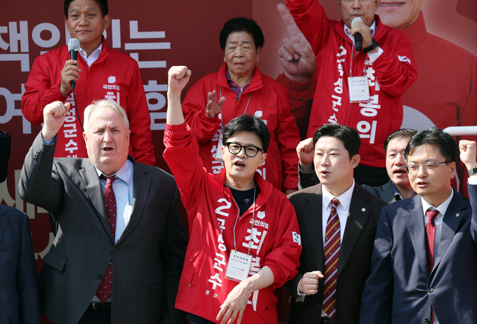 8일 오전 전남 곡성기차마을전통시장 앞에서 한동훈 국민의힘 대표가 10·16 곡성군수 재선거에 출마한 최봉의 후보의 유세를 지원하고 있다. (사진=연합뉴스)