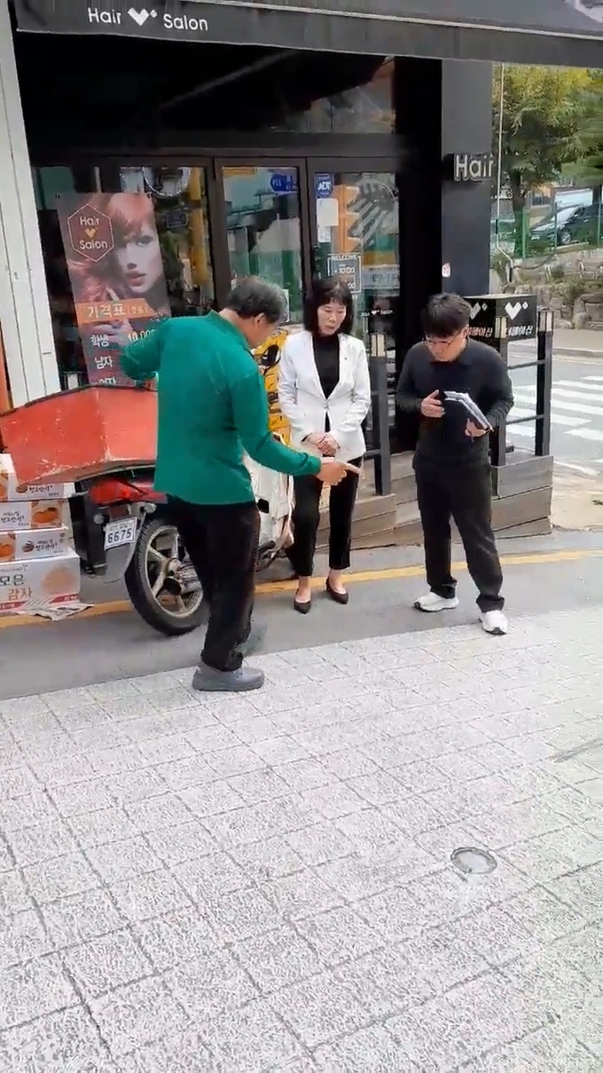 성남시의회 박명순 의원(국민의힘, 태평1·2·3·4동)은 도시재생사업 이후에도 태평 2‧4동 지역 도로의 위험성 문제를 지적하며 주민 안전을 위한 개선을 추진하고 있다. (사진=성남시의회 제공)