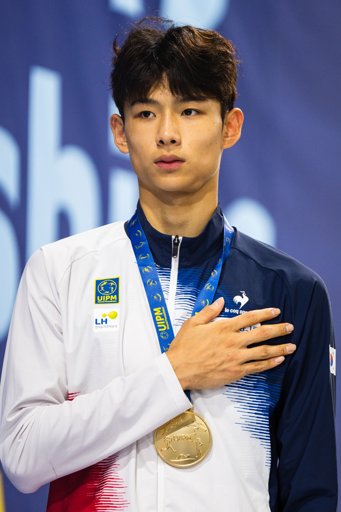 지난달 28일(현지시각) 리투아니아, 드루스키닌카이에서 열린 근대5종 U19 세계청소년선수권대회 남자 개인전에서 임태경(경기체고) 선수가 우승을 차지하고 금메달을 목에 걸었다. (사진=대한근대5종연맹 제공)