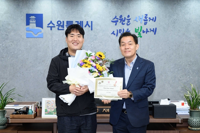 지난 8일 수원시청 시장 집무실에서 전영기 작가와 이재준 수원시장이 기념 촬영을 하고 있다.