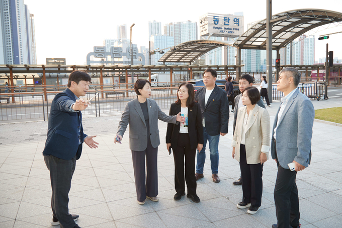 용인시의회는 의장단이 지난 8일 오후 2시 동탄신도시를 방문해 설명을 듣고 있다. (사진=용인시의회 제공)