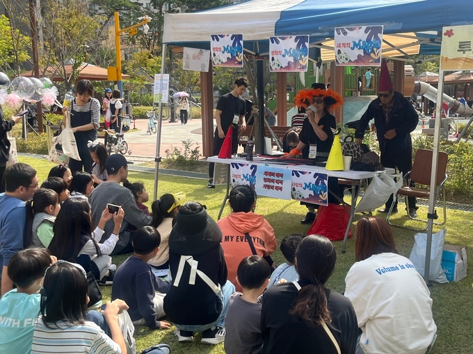 안양시비산종합사회복지관과 비산1동 수푸르지 어울림 주민조직은 수명어린이공원에서 수푸르지 어울림 마을 축제를 열었다. (사진=비산종합사회복지관 제공)