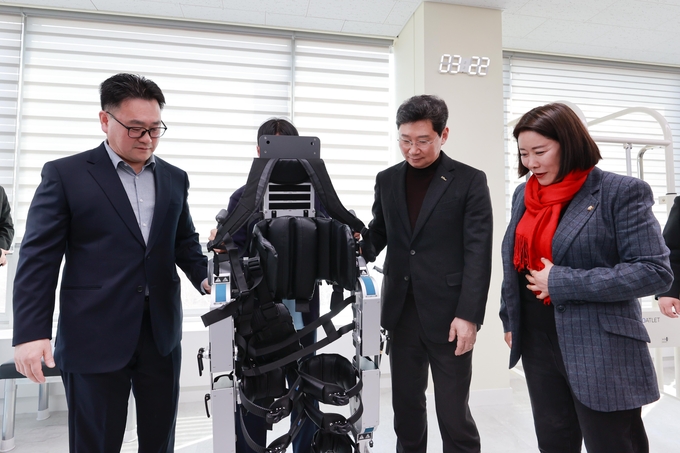 이상일 용인특례시장(오른쪽에서 두번%UCA30)이 22일 기흥장애인복지관 스마트 재활센터에서 장비를 둘러보고 있다. (사진=용인시 제공)