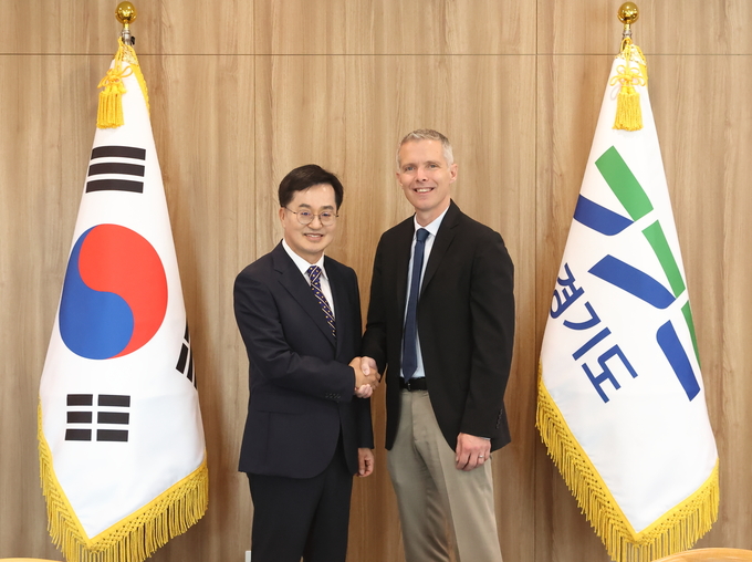 8일 경기도청에서 김동연 경기도지사가 루크 쉐퍼 미국 미시간대 포드스쿨 석좌교수와 악수하고 있다. (사진=경기도 제공) 
