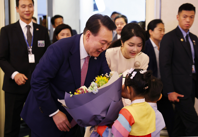 싱가포르를 방문 중인 윤석열 대통령과 김건희 여사가 9일 오후(현지시간) 싱가포르 샹그릴라 호텔에서 열린 동포 오찬 간담회에서 화동으로부터 꽃다발을 받고 있다. (사진=연합뉴스)