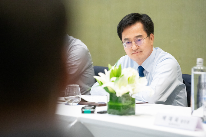지난해 7월 4일(현지시간) 인도 뉴델리 풀먼호텔 컨퍼런스룸에서 김동연 경기도지사가 인도진출 한국기업 대표 간담회를 갖고 있다. (사진=경기도 제공)