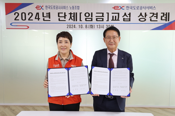 오병삼(오른쪽) 사장과 강선미 노조위원장이 상견례 후 기념 사진을 촬영하고 있다. (사진=한국도로공사서비스 제공)