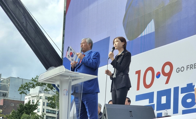 9일 대한민국바로세우기국민운동본부가 광화문 일대에서 개최한 ‘대통령 불법 탄핵 저지를 위한 광화문 국민혁명대회’에서 전광훈 국민혁명의장이 연설을 하고 있다. (사진=대국본 제공)