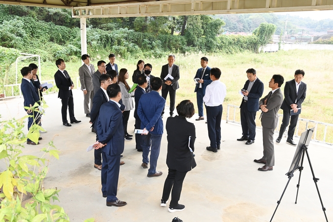 조용익 부천시장이 작동 군부대 이전부지 현장에 방문해 시설현황과 추진 경위에 대한 브리핑을 듣고 있다. (사진=부천시 제공)