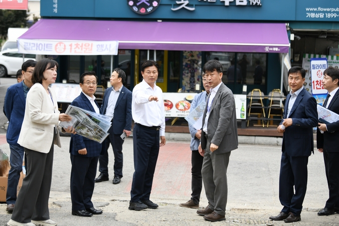 조용익 부천시장이 원종로35번길 일대 원종동 스포츠 특화거리 조성 대상지 현장을 확인하고 있다. (사진=부천시 제공)