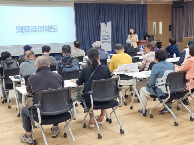 지난 7일 지동 행정복지센터에서 진행된 '찾아가는 의료급여 제도 교육'에서 의료급여 관리사가 의료급여제도를 설명하고 있다. (사진=수원시 제공)