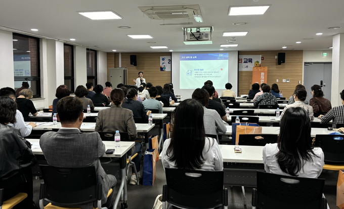 시흥시는 지난 8일 시흥ABC행복학습타운 참여실에서 감염 취약시설 종사자를 대상으로 감염관리 역량 강화 교육을 진행했다. (사진=시흥시 제공)