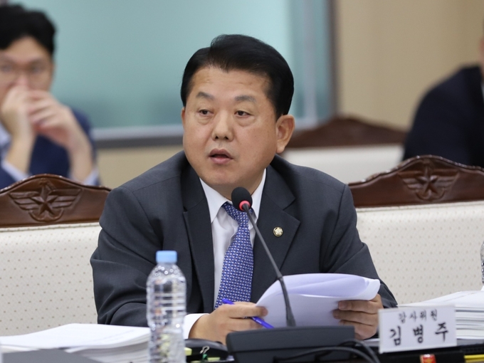 김병주 국회의원이 국정감사에서 김용현 국방부장관에게 '별내 탄약고 지하화사업'에 대해 묻고 있다.(사진=김 의원실 제공)