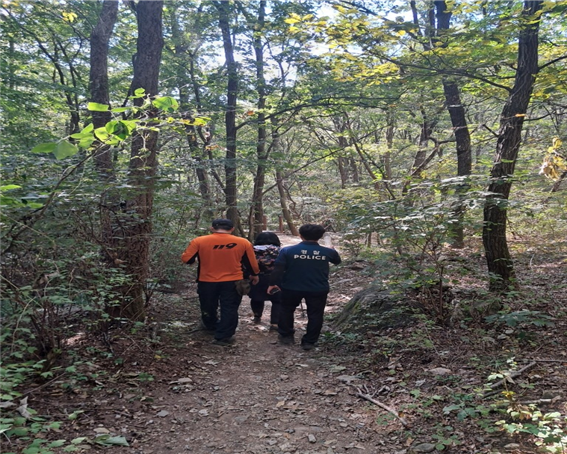 지난 6일 수원중부경찰서 창룡문 지구대와 소방이 실종자를 발견해 인계하고 있다. (사진=수원중부경찰서 제공)