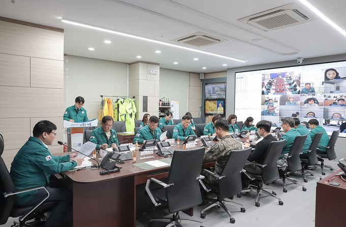 박승삼 부시장은 “여름철에 역대 최장 폭염이 발생한 만큼, 겨울철 이상기후에 대비한 24시간 체계적인 상황관리를 통해 철저히 대응할 것”을 당부했다. (사진=시흥시 제공)