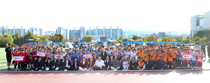 용인특례시는 이상일 시장이 지난 9일 수지구 죽전동 수지아르피아 대운동장에서 열린 ‘제2회 용인특례시 유소년 꿈나무 축구대회’에 참석해 이번 대회에 참가한 어린이들을 격려했다. (사진=용인시 제공)