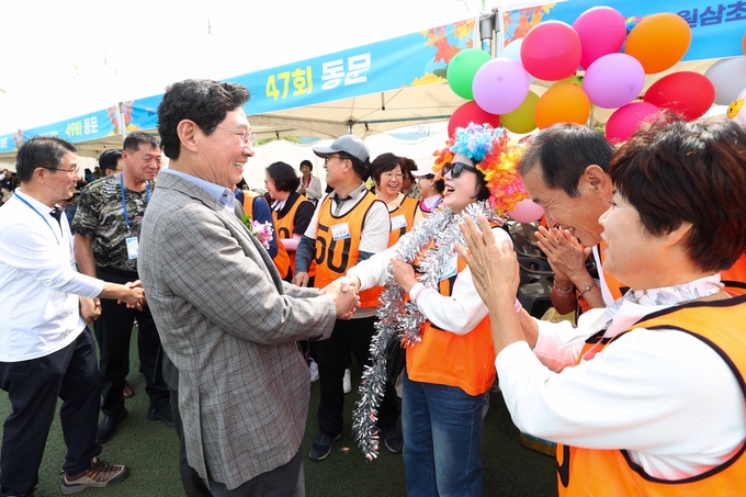 이상일 용인시장이 지난 9일 처인구 원삼면 원삼초등학교 운동장에서 열린 ‘100주년 기념 화합의 한마당’에 참석해 축하의 뜻을 전했다. (사진=용인시 제공)