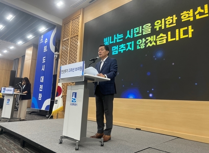 지난 7월 8일 개최된 수원시 민선8기 2주년 브리핑에서 이재준 수원시장이 발언하고 있다. (사진=장진 기자)