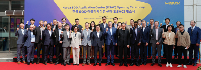 10일 머크 안성공장에서 진행된 SoD 연구소 개소식에서 김동연 경기도지사와 카이 베크만 머크 일렉트로닉스 회장 등 관계자들이 기념촬영을 하고 있다. (사진=경기도 제공)