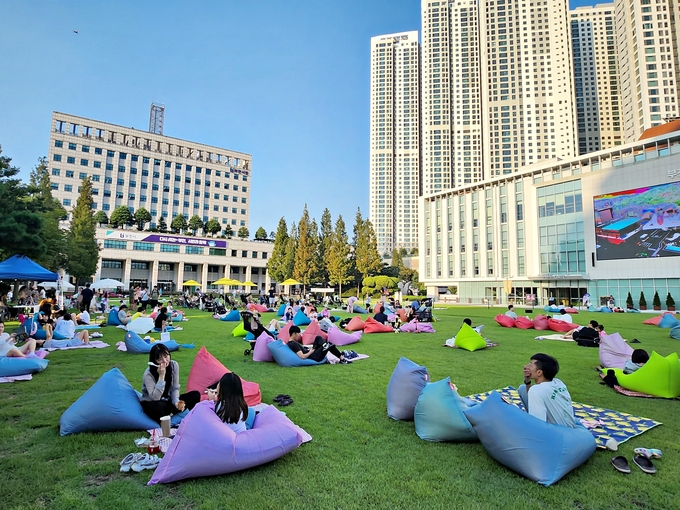 부천시청 잔디광장에서 열린 '음악이 흐르는 북피크닉' 행사에 많은 시민들이 참여해 독서와 휴식을 즐기고 있다. (사진=부천시 제공)