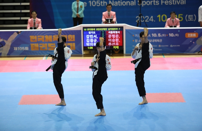 5~10일 경남 김해시 김해운동장 실내체육관에서 사전경기로 열린 대회 태권도 남일부 3인조 단체전에서 강민서, 김경규, 박지원(이상 포천시청)이 공인품새를 선보이고 있다. (사진=경기도태권도협회 제공)