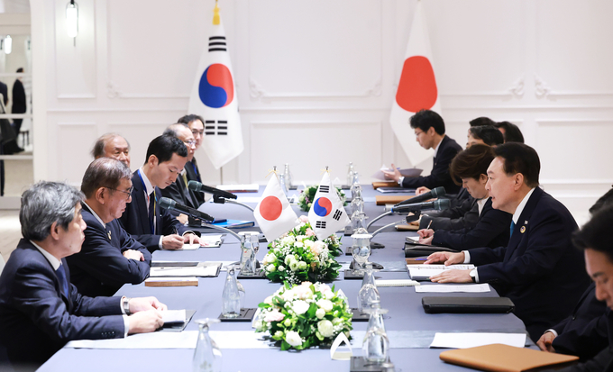 윤석열 대통령이 10일(현지시간) 라오스 비엔티안의 한 호텔에서 이시바 시게루 신임 일본 총리와 한일 정상회담을 하며 발언하고 있다. (사진=연합뉴스)