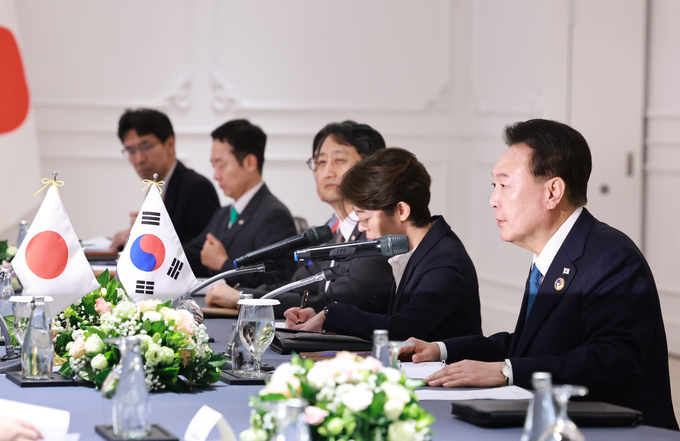 윤석열 대통령이 10일(현지시간) 라오스 비엔티안의 한 호텔에서 이시바 시게루 신임 일본 총리와 한일 정상회담을 하고 있다. (사진=연합뉴스)