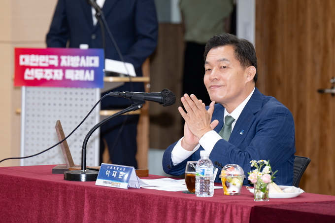 지난 6월 열린 ‘대한민국특례시시장협의회 2024년 상반기 정기회의’에서 대표회장을 맡고 있는 이재준 수원시장이 발언하고 있다. (사진=수원시 제공)