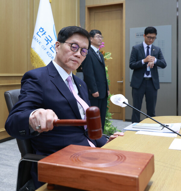 이창용 한국은행 총재가 2024년 10월 통화정책방향 금융통화위원회에 참석해 의사봉을 두드리고 있다. (사진=한국은행 제공)