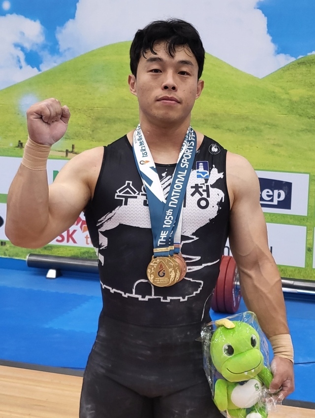11일 경남 고성군 역도전용경기장에서 열린 역도 남자 일반부 73kg급에서는 이상연(수원시청)이 2관왕을 차지했다. (사진=경기도역도연맹 제공)