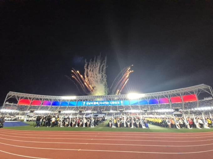 11일 경남 김해시 김해종합경기장에서 열린 개회식에서 장미란 문화체육관광부 차관의 개회선언에 맞춰 축포가 터지고 있다. (사진=이건우 기자)