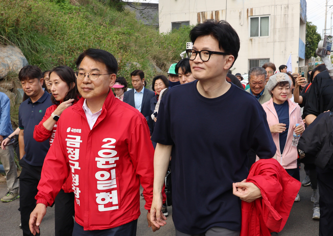 한동훈 국민의힘 대표가 12일 오후 부산 금정구 거리 일대를 걸으며 윤일현 금정구청장 보궐선거 후보와 유세를 펼치고 있다. (사진=연합뉴스)