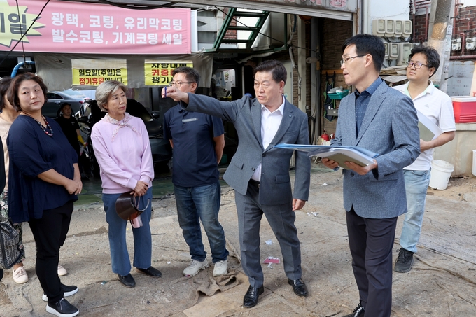 박승원 시장은 지난 11일 ‘제42회 생생소통현장’을 열고 철산동 노후 하수관로 정비 공사 현장, 무의공 음식문화거리, 새빛공원 맨발 걷기 조성 예정지를 차례로 방문했다. (사진=광명시 제공)