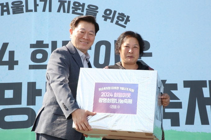 박승원 광명시장은 “다양한 체험과 공연을 즐기며, 바자회를 통해 이웃을 위한 나눔 활동에도 동참해 줘 감사하다”며 “시민 여러분의 따뜻한 마음을 담아, 광명시도 겨울철 복지사각지대 해소를 위해 더욱 최선을 다하겠다”고 말했다. (사진=광명시 제공)