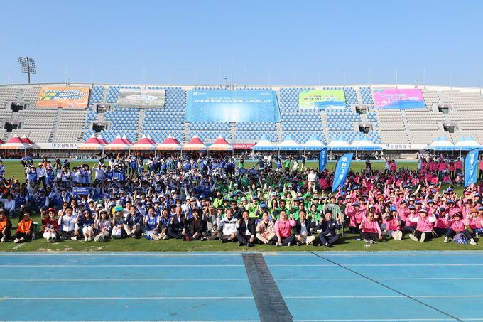 지난 12일 수원종합운동장 주경기장에서 진행된 제61회 수원시민의날 기념 제68회 수원특례시한마음체육대회에서 이재준 수원시장 등 수원 시민 1만여 명이 기념사진을 찍고 있다. (사진=수원시체육회 제공)