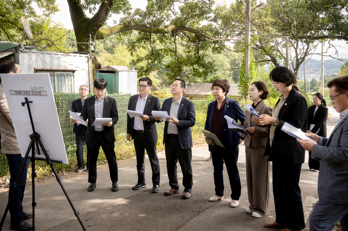 남양주시의회 자치행정위원회 의원들이 공유재산관리계획 심사대비 현장을 방문해 점검하고 있다. (사진=남양주시의회 제공)