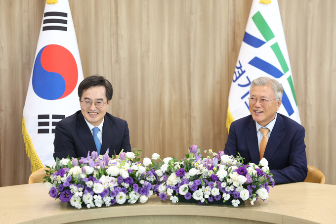 ‘10.4 남북정상선언 17주년 기념식’ 참석차 수원을 찾은 문재인 전 대통령이 부인 김정숙 여사와 함께 경기도청을 깜짝 방문, 김동연 경기도지사와 회동하고 있다. 전직 대통령의 경기도청 예방은 사상 처음 있는 일이다. (사진=경기도 제공)