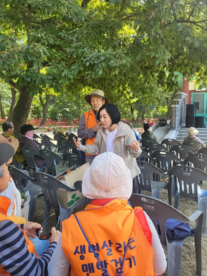 경남 함양에서 열린 전국맨발걷기대회에 지민희 양평군의회 의원이 참가했다. (사진=양평군의회 제공)