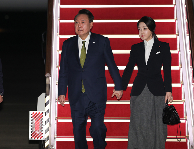 윤석열 대통령과 김건희 여사가 지난 11일 성남 서울공항에서 필리핀, 싱가포르 국빈 방문 및 라오스 아세안 +3 회의를 마치고 귀국하며 전용기인 공군 1호기에서 내리고 있다. (사진=연합뉴스)
