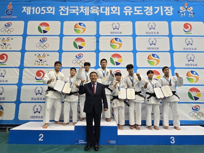 13일 경남 합천군 합천체육관에서 열린 제105회 전국체육대회 셋째날 유도 18세이하부 단체전에서 경기도 선수단이 금메달을 획득한 뒤 사진을 찍고 있다. (사진=경민고등학교 제공)